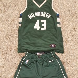 Youth Milwaukee Bucks jersey and shorts #43